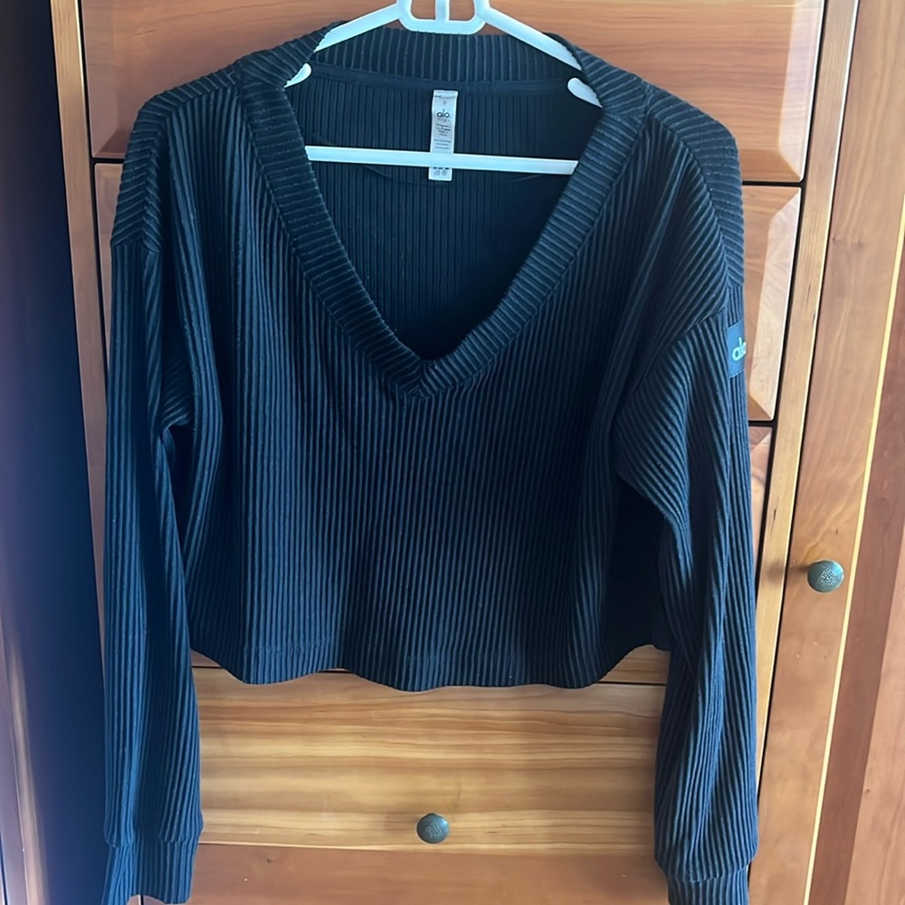Alo Yoga Muse V-Neck Pullover size small, ribbed, cropped